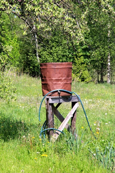 Large Metal Barrel Water Metal Water Barrel Stands Garden Old — Stock Photo, Image