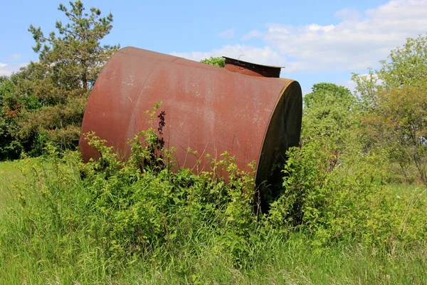 Large Metal Barrel Water Metal Water Barrel Stands Garden Old —  Fotos de Stock