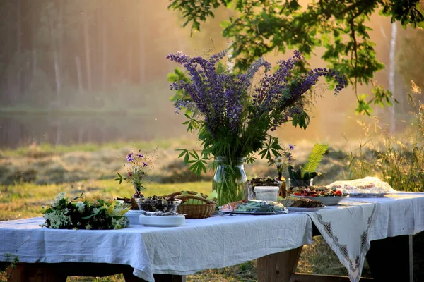 Giant Houten Picknicktafel Schilderachtig Park Met Oude Bomen Gele Zonsondergang — Stockfoto