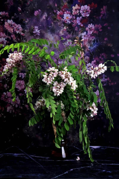 Blüte Der Rosa Akazie Mit Grünen Blättern Der Glasvase Strauss — Stockfoto