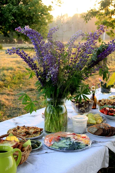 Mesa Llena Bebidas Comida Aire Libre Jardín Bajo Los Árboles — Foto de Stock