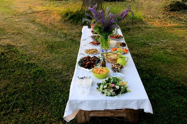 Masa Mâncare Vară Masă Umplută Băuturi Alimente Afara Grădinii Sub — Fotografie, imagine de stoc