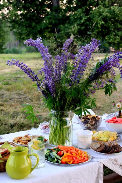 Mesa Llena Bebidas Comida Aire Libre Jardín Bajo Los Árboles — Foto de Stock