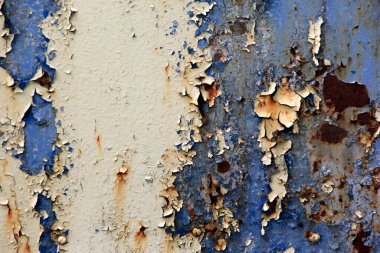 Paslı yüzey arka planı. Aşınmış metal zemin. Paslı mavi boyanmış metal duvar. pas ve eski mavi ve sarı boya metal bir yüzeyde. 