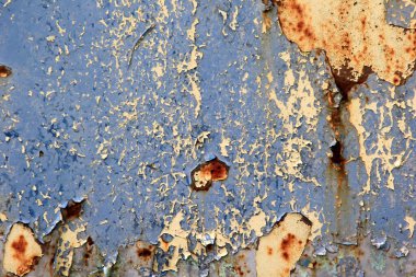 Paslı yüzey arka planı. Aşınmış metal zemin. Paslı mavi boyanmış metal duvar. pas ve eski mavi ve sarı boya metal bir yüzeyde. 