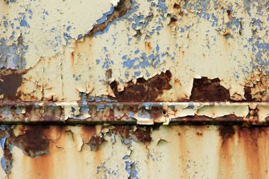 Paslı yüzey arka planı. Aşınmış metal zemin. Paslı mavi boyanmış metal duvar. pas ve eski mavi ve sarı boya metal bir yüzeyde. 