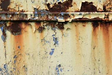 Paslı yüzey arka planı. Aşınmış metal zemin. Paslı mavi boyanmış metal duvar. pas ve eski mavi ve sarı boya metal bir yüzeyde. 