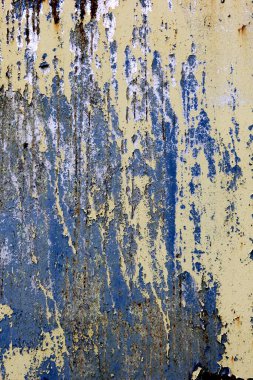 Paslı yüzey arka planı. Aşınmış metal zemin. Paslı mavi boyanmış metal duvar. pas ve eski mavi ve sarı boya metal bir yüzeyde. 
