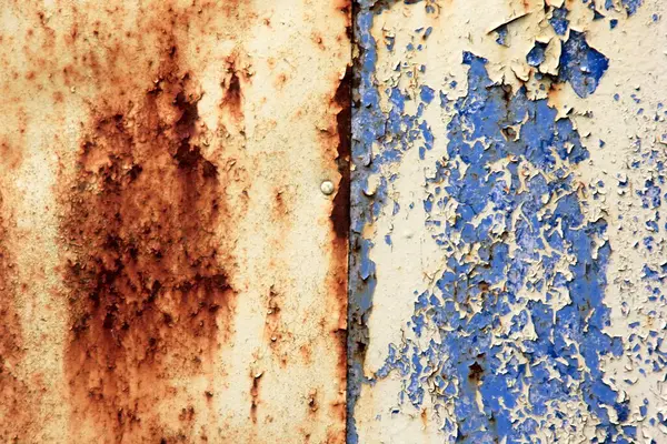 锈迹斑斑的背景腐烂的金属背景 生锈的蓝色漆成的金属墙 金属表面上的锈蚀及蓝色和黄色的旧油漆 — 图库照片