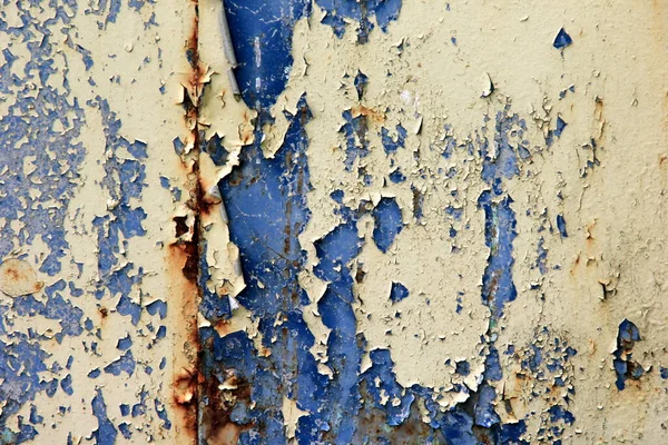 锈迹斑斑的背景腐烂的金属背景 生锈的蓝色漆成的金属墙 金属表面上的锈蚀及蓝色和黄色的旧油漆 — 图库照片