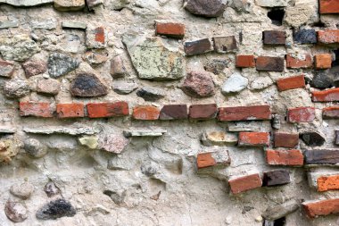 Kırmızıtuğlalı ve taşlı eski duvarlar. Eski kırmızı tuğlalı duvarlar. Eski grunge arka planı. 