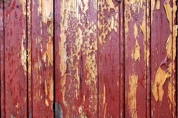 木板表面的红色旧油漆 红色漆成陈腐的木板 — 图库照片
