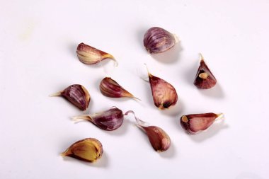 Sarımsak beyaz arka planda izole edilmiş. Üst Manzara. Beyaz sarımsaklı karanfil. 