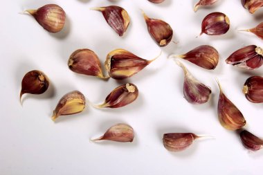 Sarımsak beyaz arka planda izole edilmiş. Üst Manzara. Beyaz sarımsaklı karanfil. 