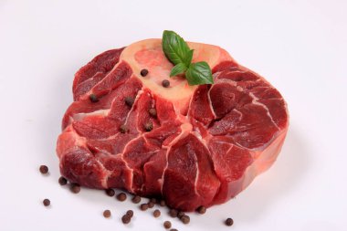 Sığır Bacağı Dilimi beyaz arkaplanda izole edildi
