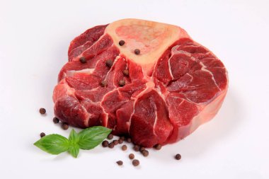 Sığır Bacağı Dilimi beyaz arkaplanda izole edildi
