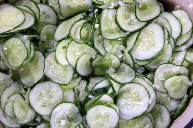 Dilimlenmiş taze salatalık, sarımsak ve dereotu, dilimlenmiş salatalık salatası. 