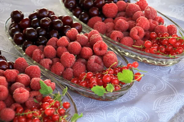 Skleněné Zboží Třešněmi Malinami Červeným Rybízem Stole — Stock fotografie