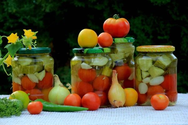 Letnim Ogrodzie Przechowuje Się Warzywa Szklanych Słoikach Stole Szklane Słoiki — Zdjęcie stockowe
