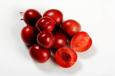 Prunus cerasifera var. Pissardii veya Spidola eriği, Letonya 'da yetişen beyaz erik çeşidi. Küçük kırmızı bir erik.