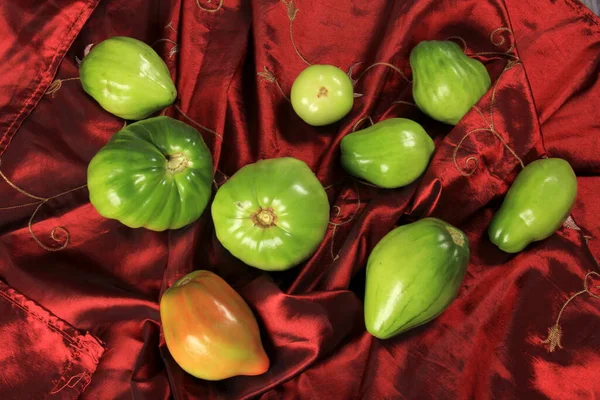 Tomates Verdes Amadurecem Tecido Vermelho Grupo Tomates Verdes Cima Tecido — Fotografia de Stock