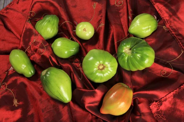 Tomates Verdes Amadurecem Tecido Vermelho Grupo Tomates Verdes Cima Tecido — Fotografia de Stock