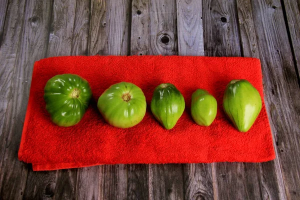 Tomates Verdes Amadurecem Tecido Vermelho Grupo Tomates Verdes Cima Tecido — Fotografia de Stock