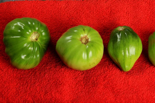 Tomates Verdes Amadurecem Tecido Vermelho Grupo Tomates Verdes Cima Tecido — Fotografia de Stock