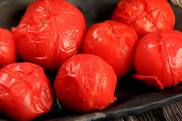 Blanchierte Rote Tomaten Auf Schwarzem Tonteller Bereit Zum Schälen Gruppe — Stockfoto