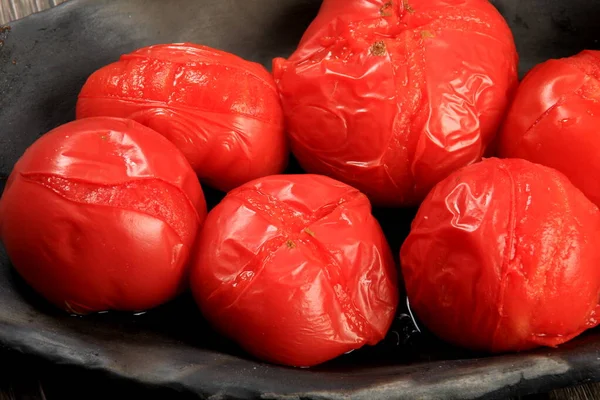 黒粘土板の上に赤トマトをブレンドし 剥離する準備ができています 茹でたトマトのグループ — ストック写真