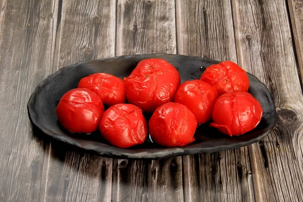 Tomates Vermelhos Branco Placa Barro Preto Pronto Para Descascar Grupo — Fotografia de Stock