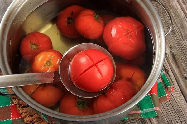 Rode Rijpe Tomaten Een Pot Heet Water Gekookte Tomaten Tomaten — Stockfoto