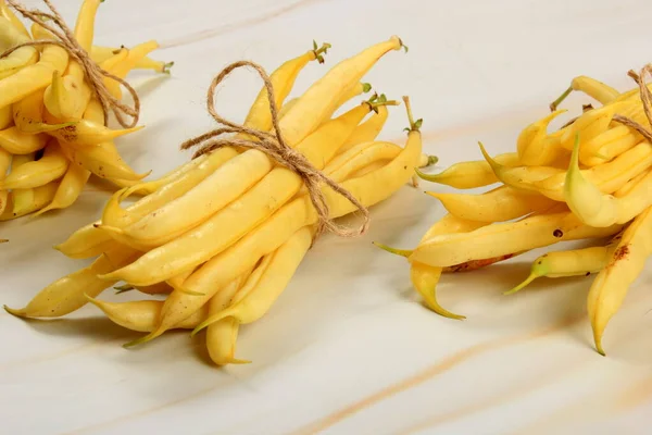 Raw Organic Yellow String Beans Ett Gäng Vit Bakgrund Ekologisk — Stockfoto