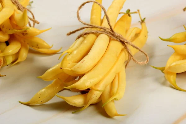 Raw Organic Yellow String Beans Ett Gäng Vit Bakgrund Ekologisk — Stockfoto