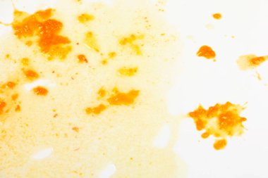 Beyaz arka planda izole edilmiş tohumları olan doğal domates suyu birikintisi. Domates suyu arkaplanı