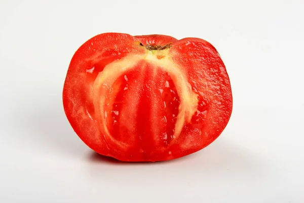 Röd Tomat Skiva Isolerad Vit Bakgrund Ovanifrån Tomatskiva Isolerad Vitt — Stockfoto