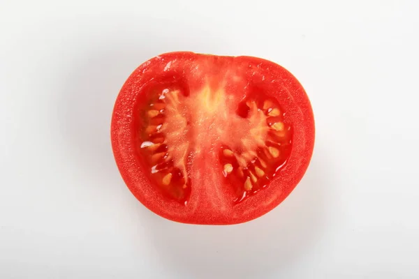 Tomatenscheibe Isoliert Auf Weißem Hintergrund Draufsicht Tomatenscheibe Isoliert Auf Weiß — Stockfoto