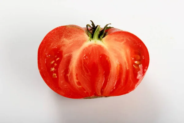 토마토 슬라이스는 분리되어 있습니다 흰색으로 토마토 슬라이스 — 스톡 사진