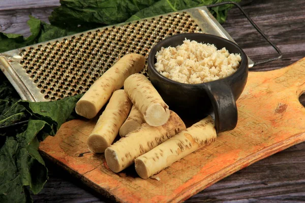 Tahta masada taze rendelenmiş yaban turpu kökleri. Yabanturpunun kökü