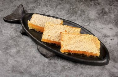 Balla hayat. Kavanozda bal ve bal peteği. Arıcılık konsepti