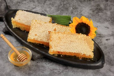 Balla hayat. Kavanozda bal ve bal peteği. Arıcılık konsepti