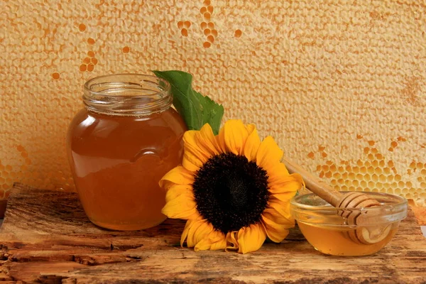 Wabe Einem Holzrahmen Mit Sonnenblumen Und Glas Honig Auf Einem — Stockfoto