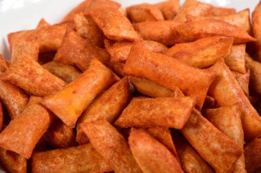 Beyaz arka planda domates ve biber aromalı mısır kurabiyelerinin üst görüntüsü (cuscinetti croccanti))