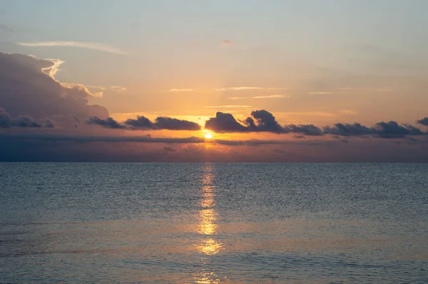 Красиве Схід Сонця Над Спокійним Морем Хвилі Хмари Горизонті — стокове фото