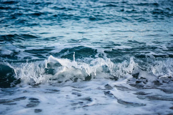 大海中的小浪在海滩上刹车 绿松石 清澈的海水在汹涌的大海中喷出水花 — 图库照片