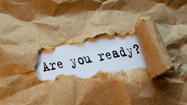 Metin hazır mı? Yırtık kağıdın arkasında beliriyor. El işi kağıdı yırtılmış..