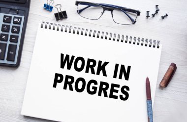 Kavramsal görüntü, iş aksesuarları, masaüstünde izole edilmiş hesap makinesi. Finans ya da iş konsepti