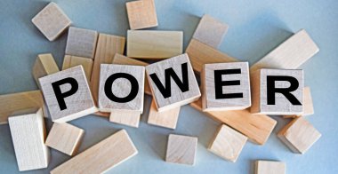 Tahta küplerdeki yazıtlar hafif bir arkaplanda izole edilmiş, iş ve finans kavramı.