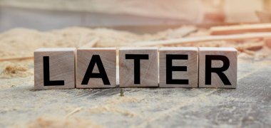 Sonradan sözcüğü ahşap küplere yazılır. Açık havada tahta küpler, kırsal alana tepeden bakan. İşle ilgili tasarım için. Pazarlama kavramı.