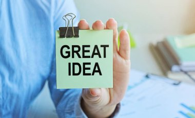 Kadın bir işadamı tarafından gösterilen kuponda harika bir fikir var. Yumuşak odak.